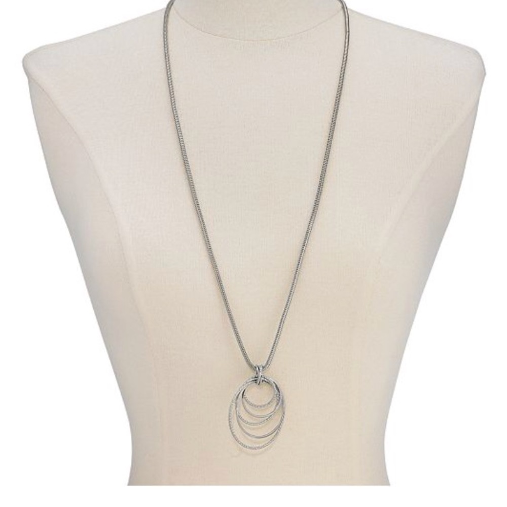 Silver pendant necklace